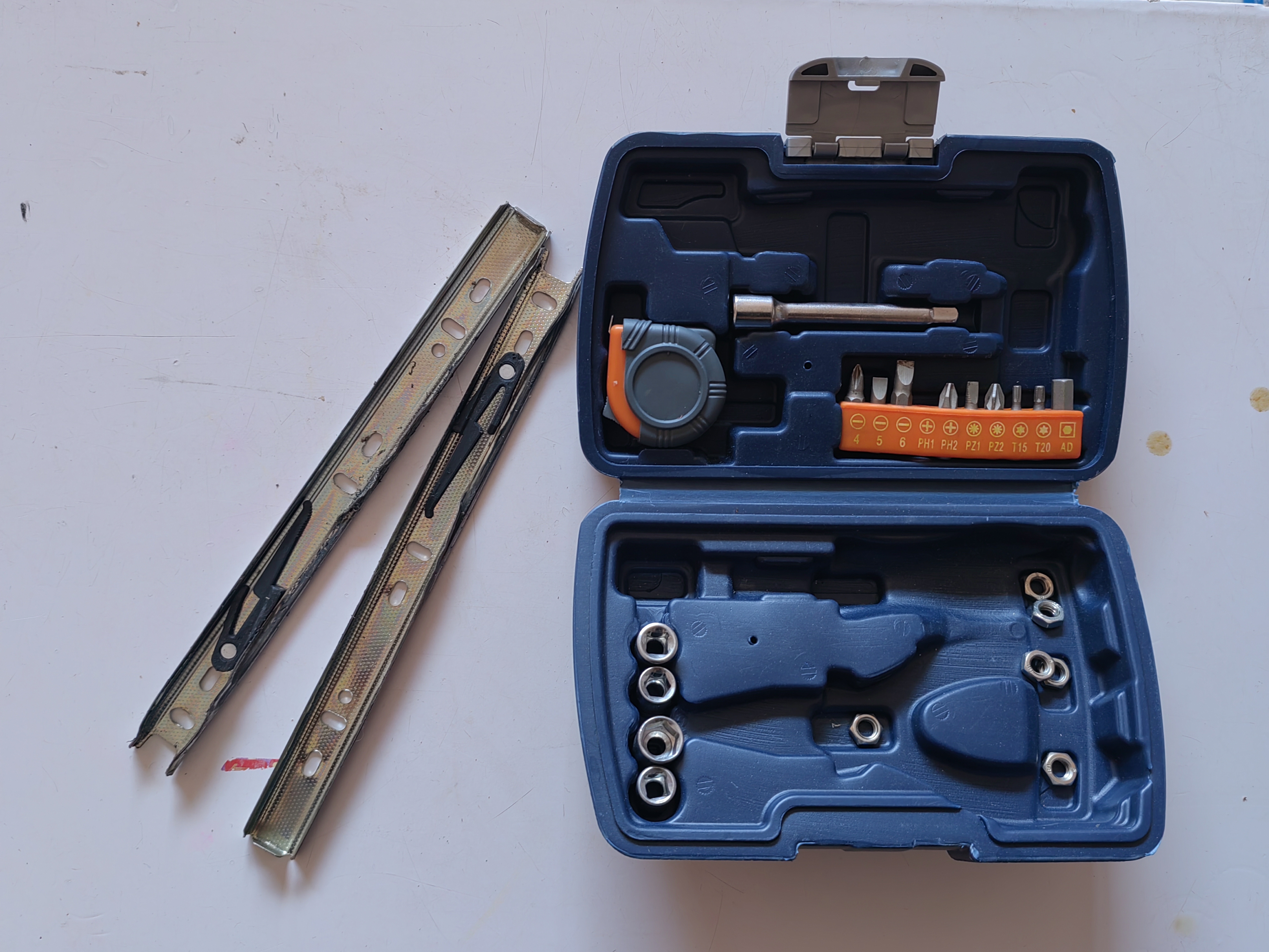 今天上午坐在店里,给顾客找钱的时候,烟柜上的钱抽