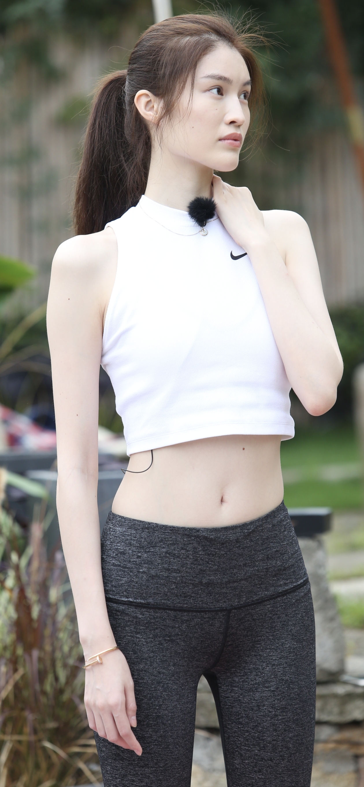 何穗性感瑜伽照被传,网友直呼:水蜜桃般的身材.