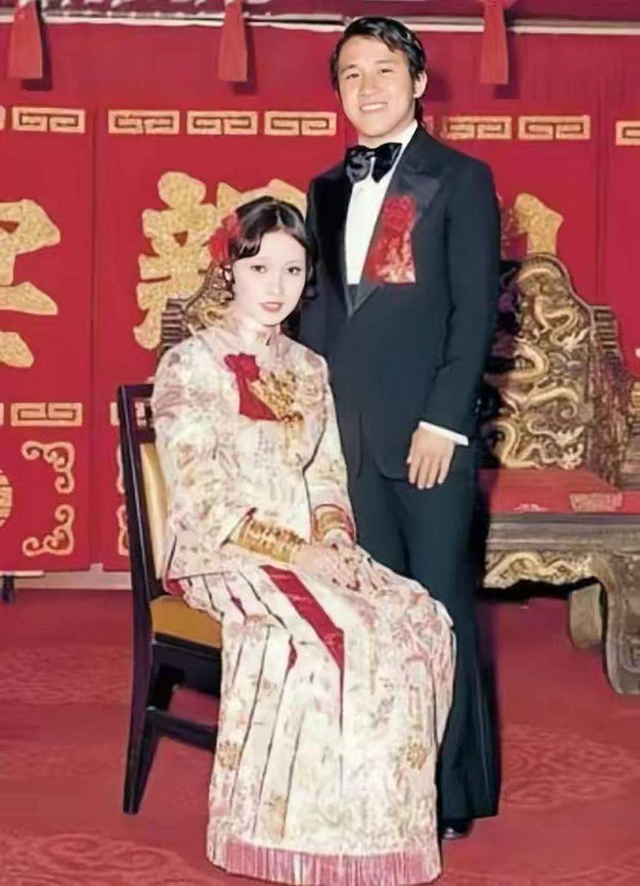 1972年,曾志伟和第一任妻子王美华的大婚场景  当年的曾志伟父亲是