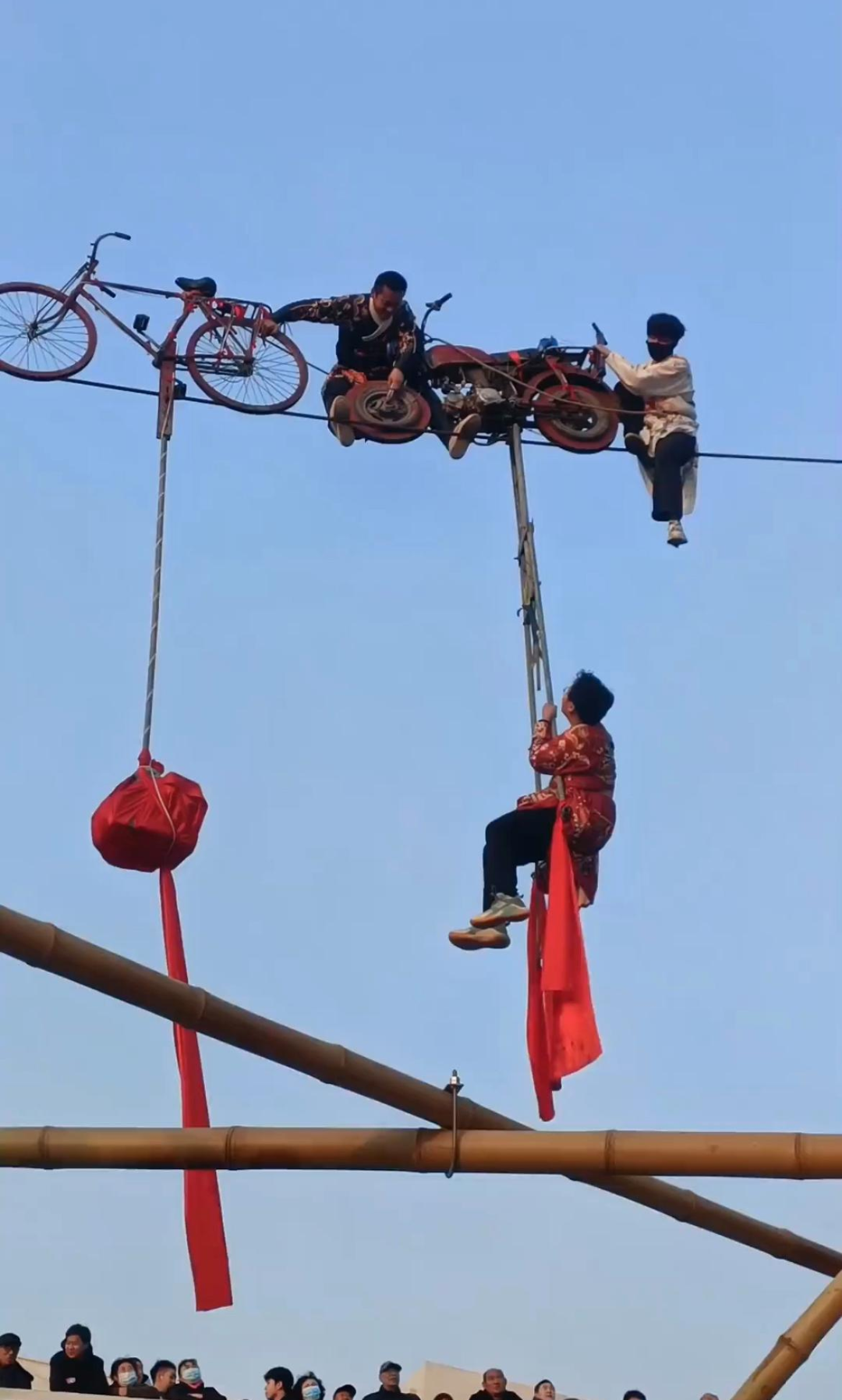 这是走钢丝的杂技吗?