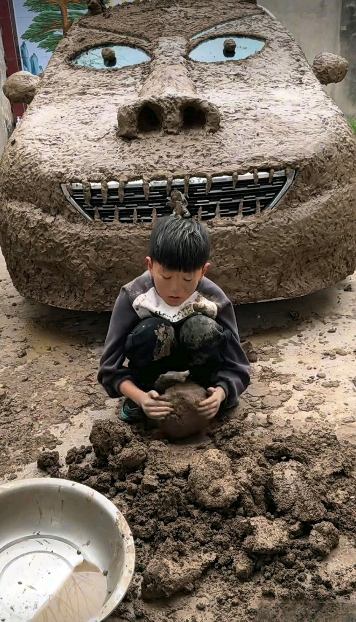 我这小外甥,就喜欢玩泥巴,他能把泥巴玩出基尼斯世