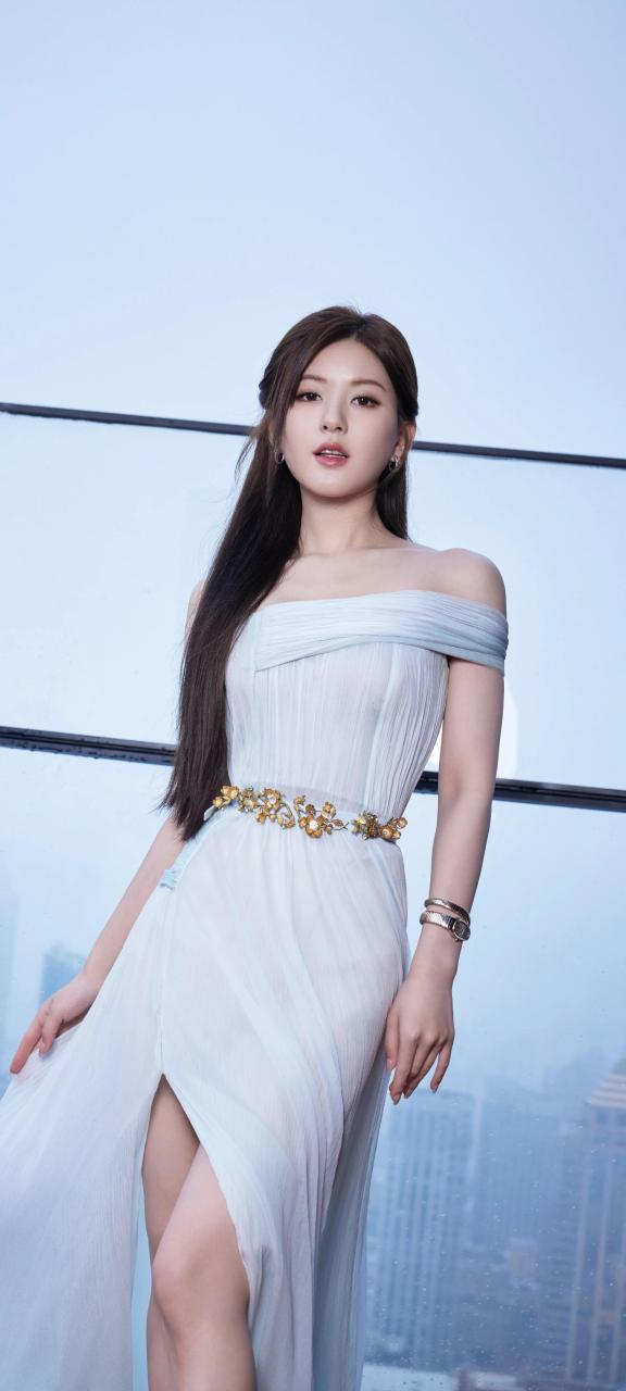 赵露思一袭拖地长裙,轻盈飘逸,仿佛云朵般柔软,又似流水般灵动.