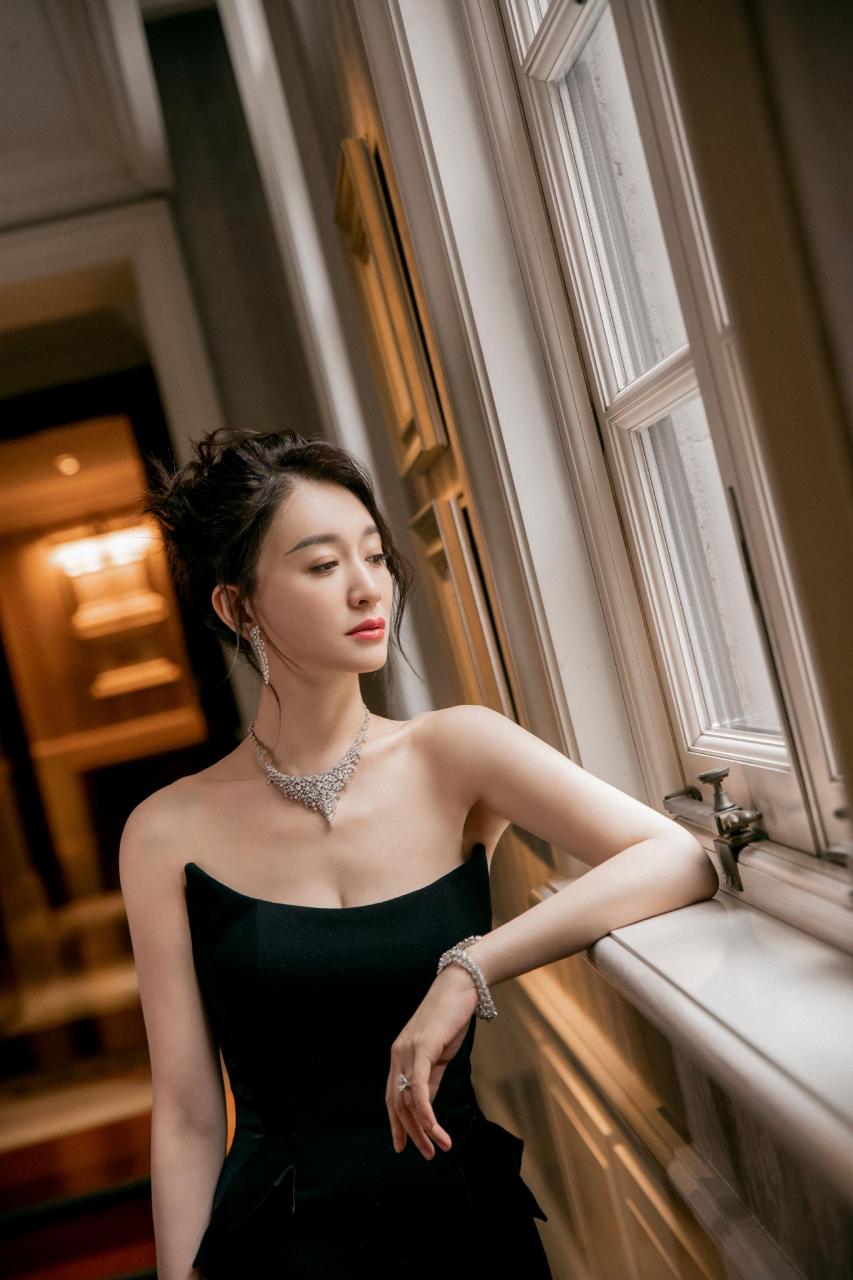 解锁李小冉时尚密码:穿搭精选,打造完美造型