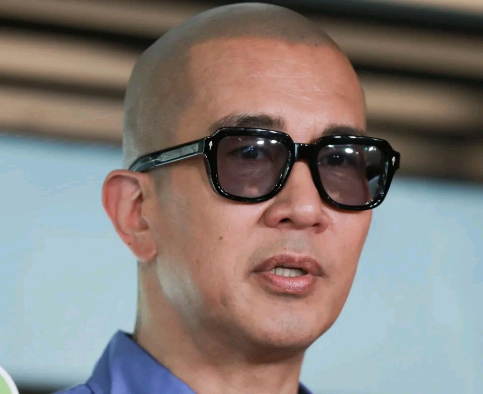 但现在看他的一身穿搭感觉特别油腻,网友们纷纷表示光头又老又丑,远不