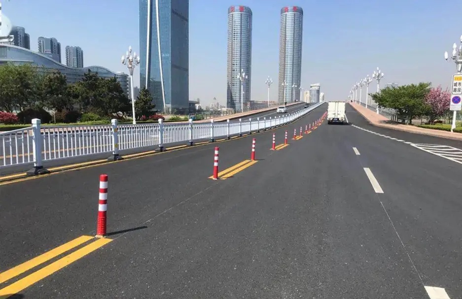 而白色虚线和白色实线,划分的都是同向车道