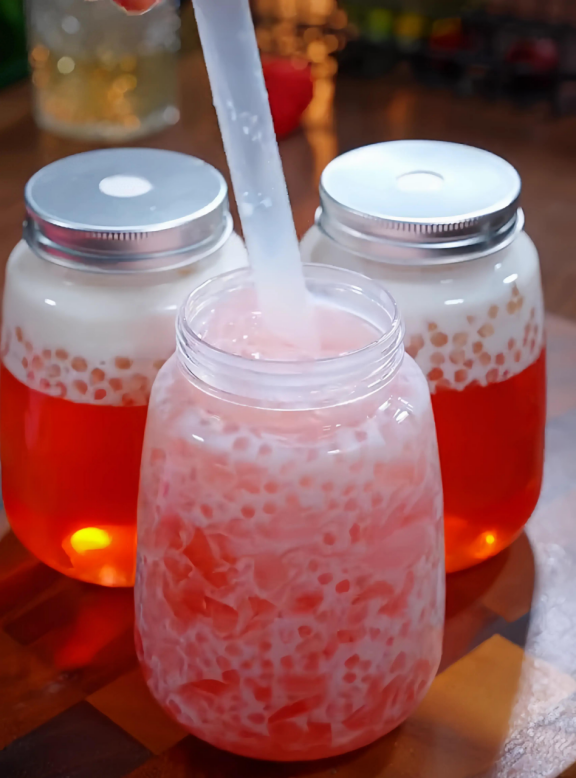 自制小甜品～草莓撞奶冻!酸爽甜美,口感绝佳,让人回味无穷