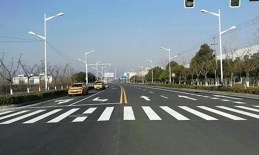 而白色虚线和白色实线,划分的都是同向车道