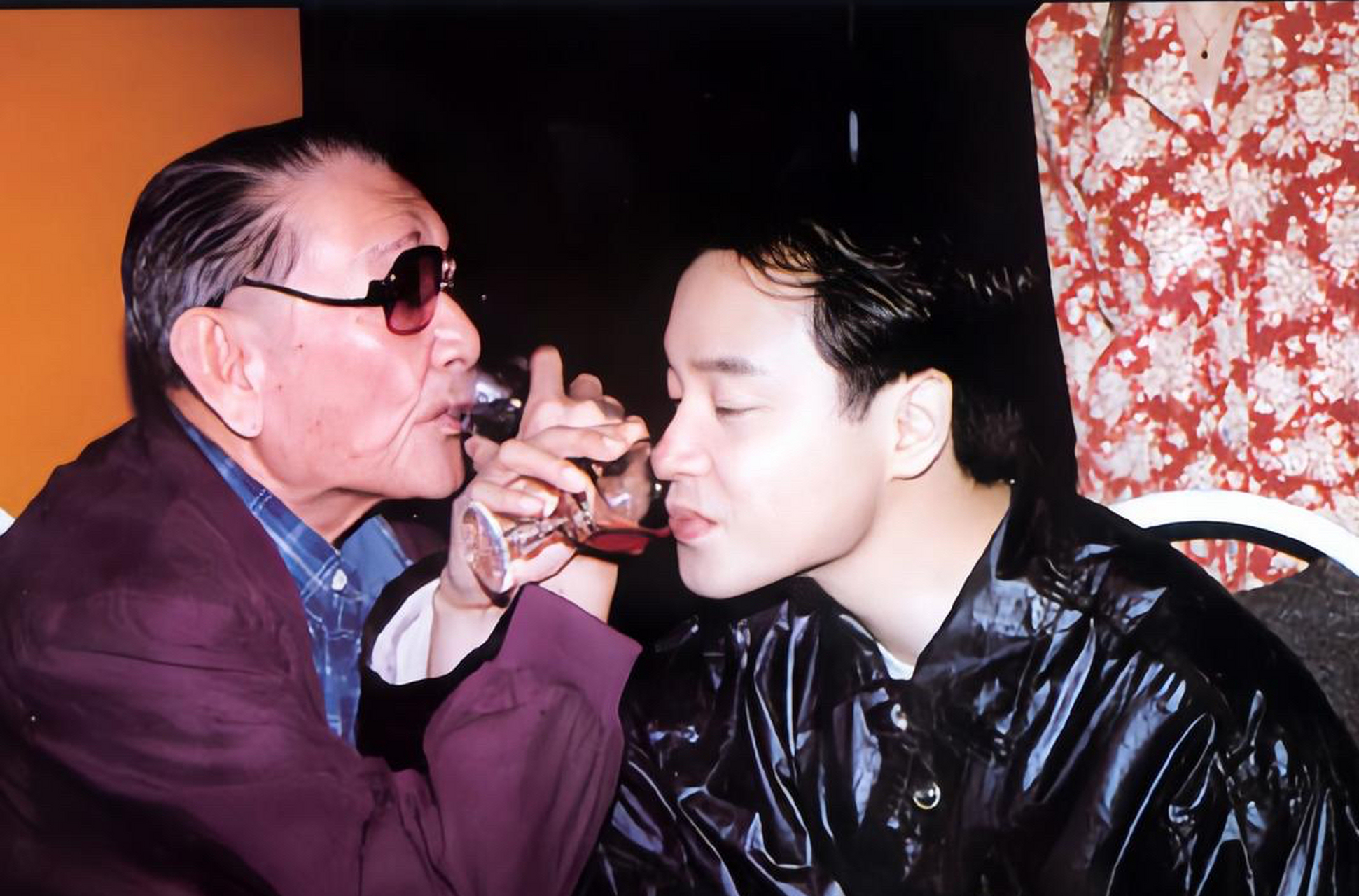 1995年5月24日,电影《风月》杀青宴上,张国荣与前辈演员谢添当众喝