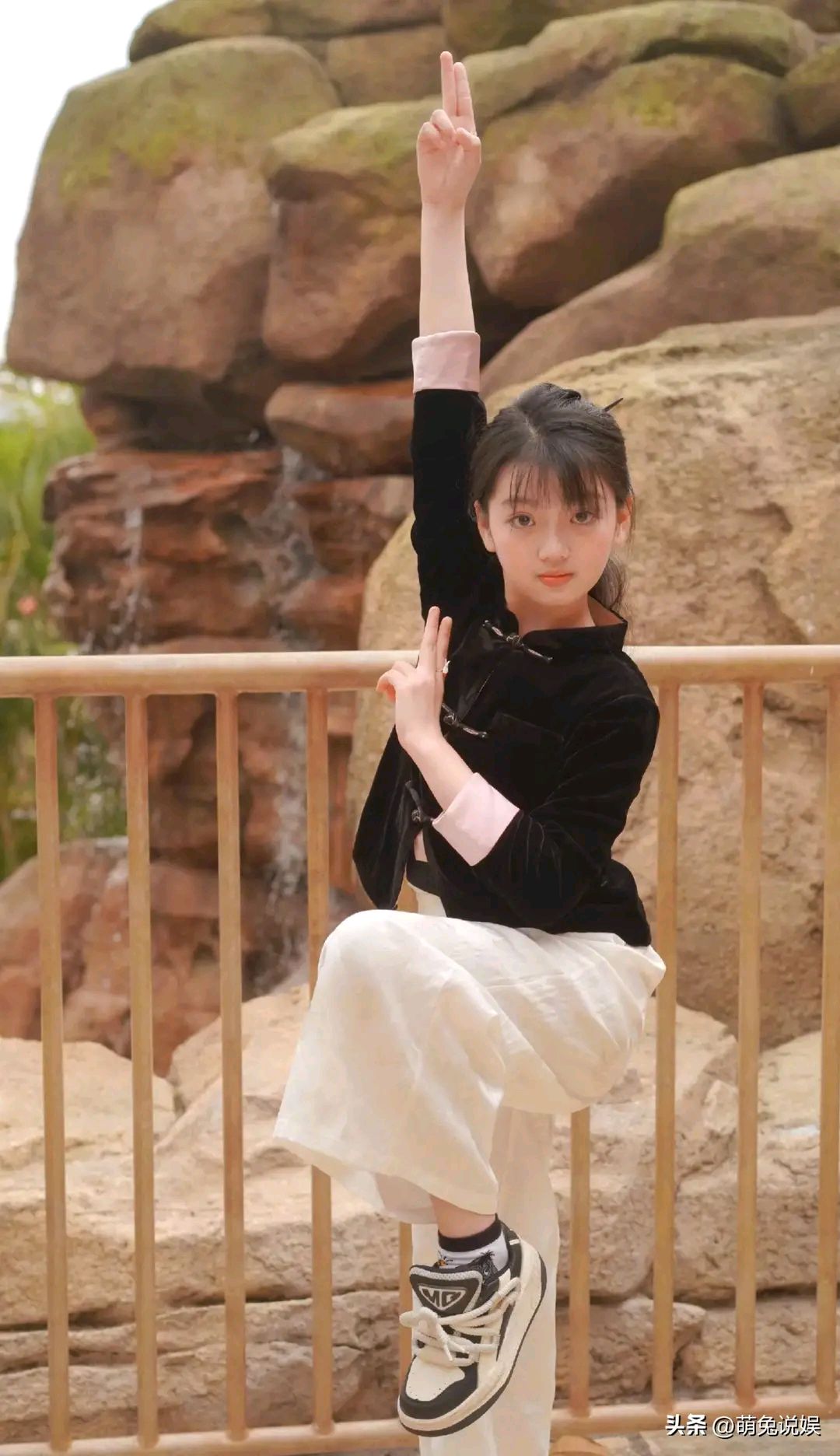 如今,她己长成亭亭玉立的一枚大姑娘了,和小时候一