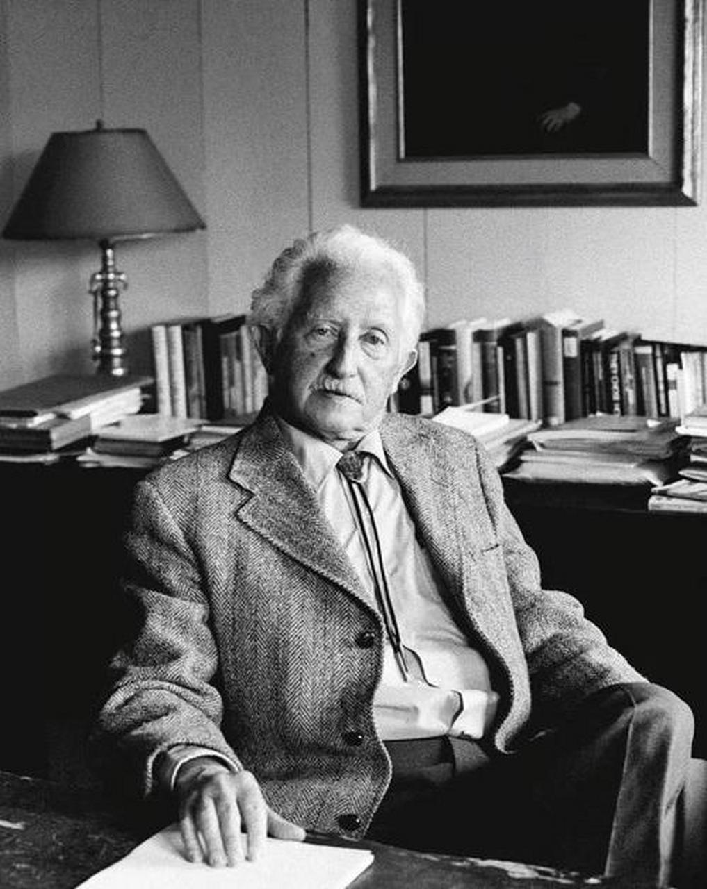 爱利克·埃里克森出生于1902年,1994年去世,他的母亲