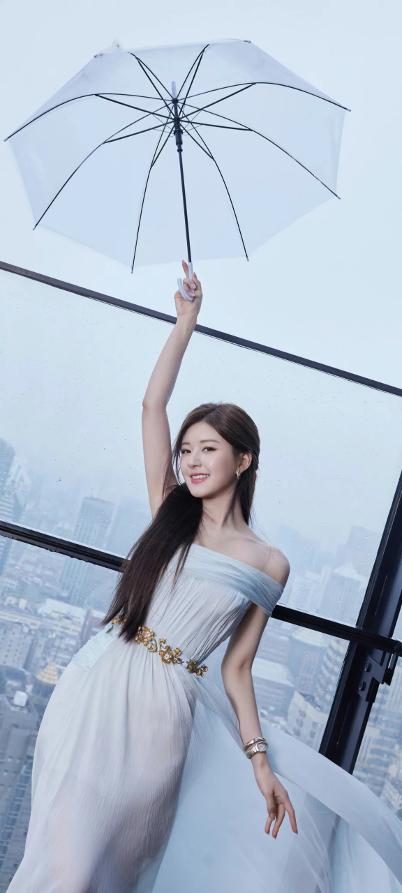 赵露思一袭拖地长裙,轻盈飘逸,仿佛云朵般柔软,又似流水般灵动.