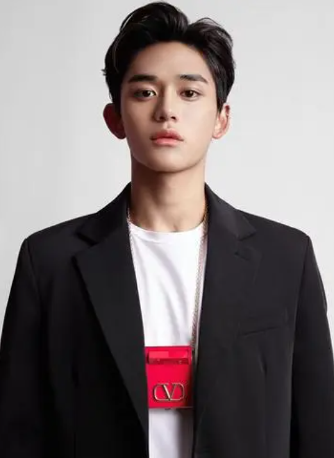 黄旭熙1999年出生于中国香港,是韩国男子组合nct,威神v以及superm成员