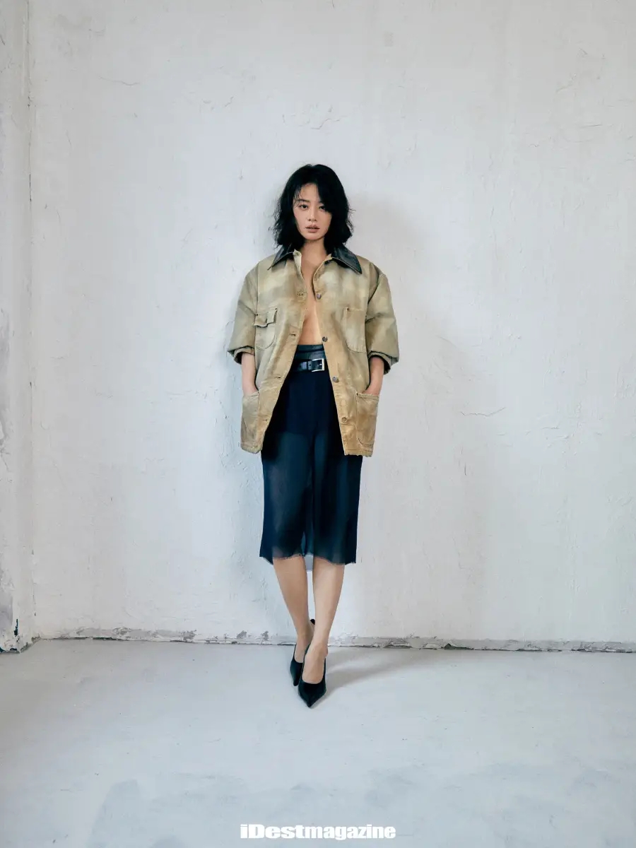 马思纯真空外套亮相,窈窕身姿引热议