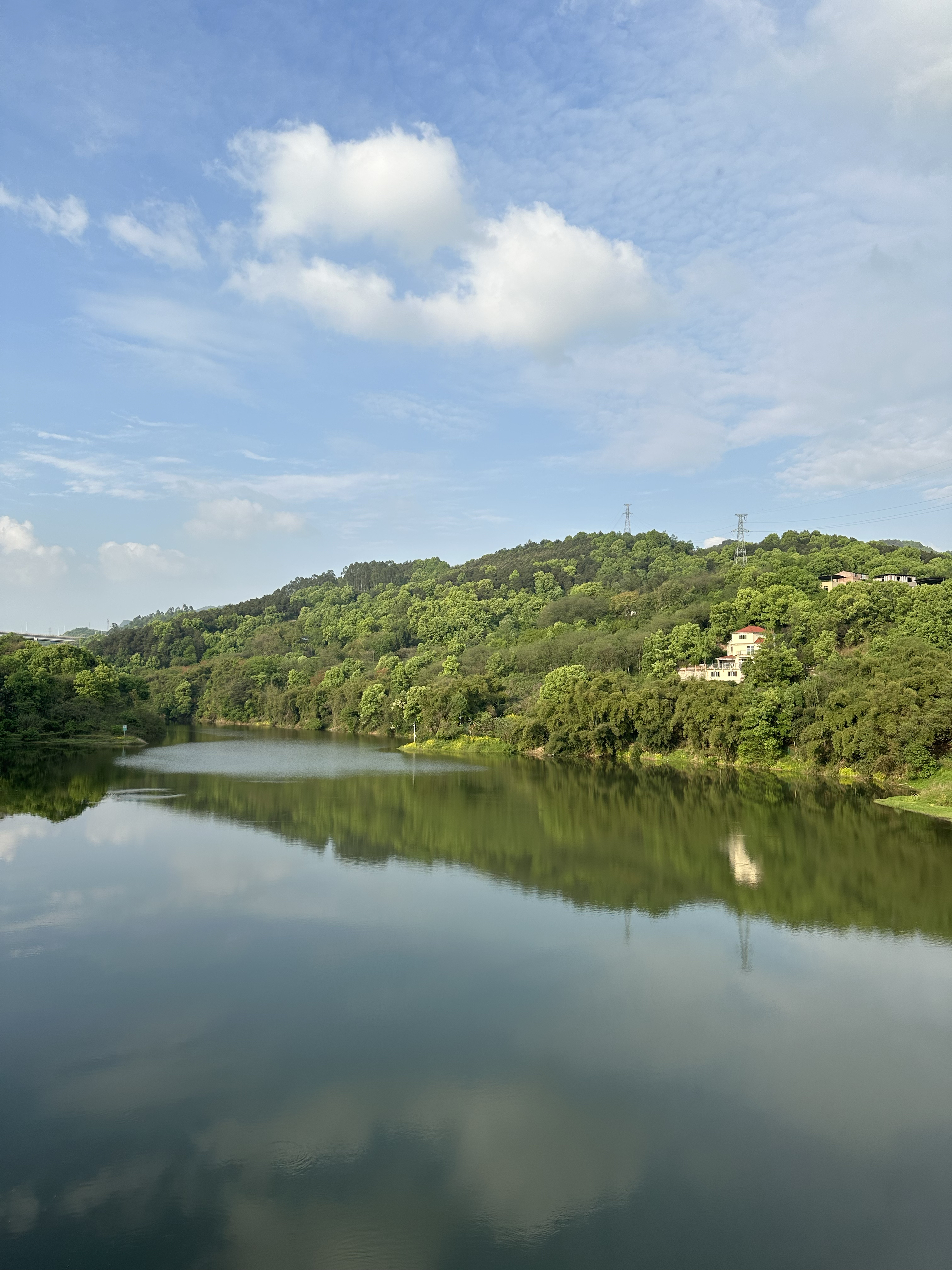 4月8日下午,我来到重庆科学城的石板镇的水库……这个水库风景还行