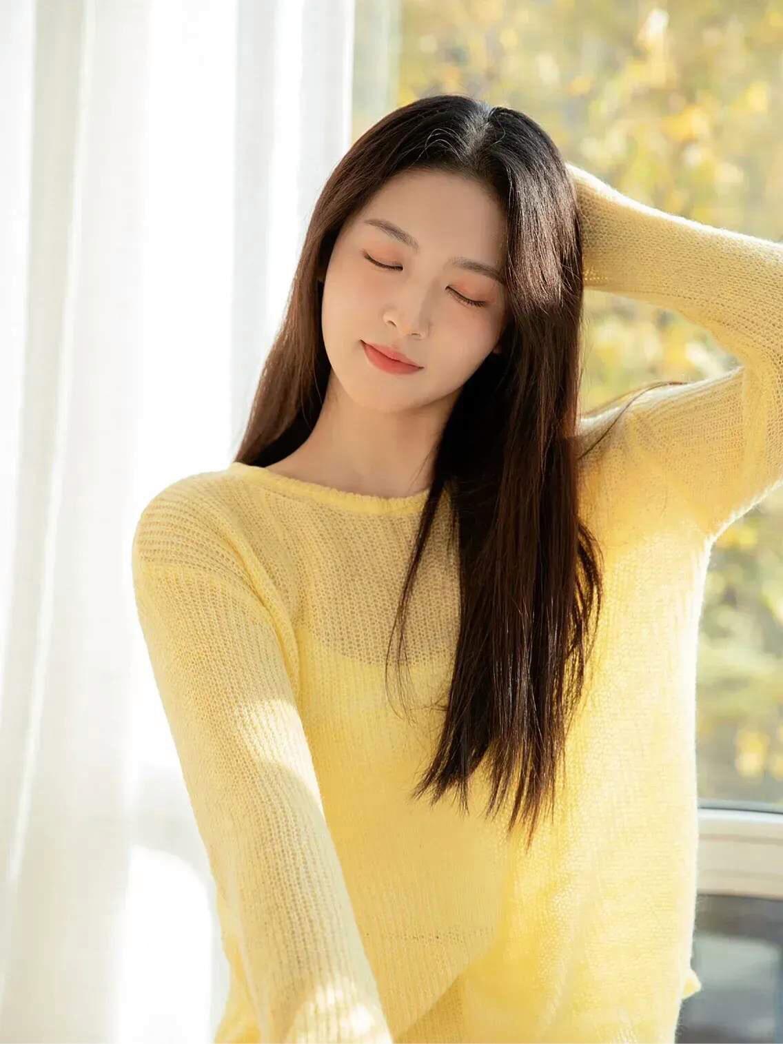 黄色毛衣影衬她的亮丽闭目沉思的样子是多么的优雅迷人