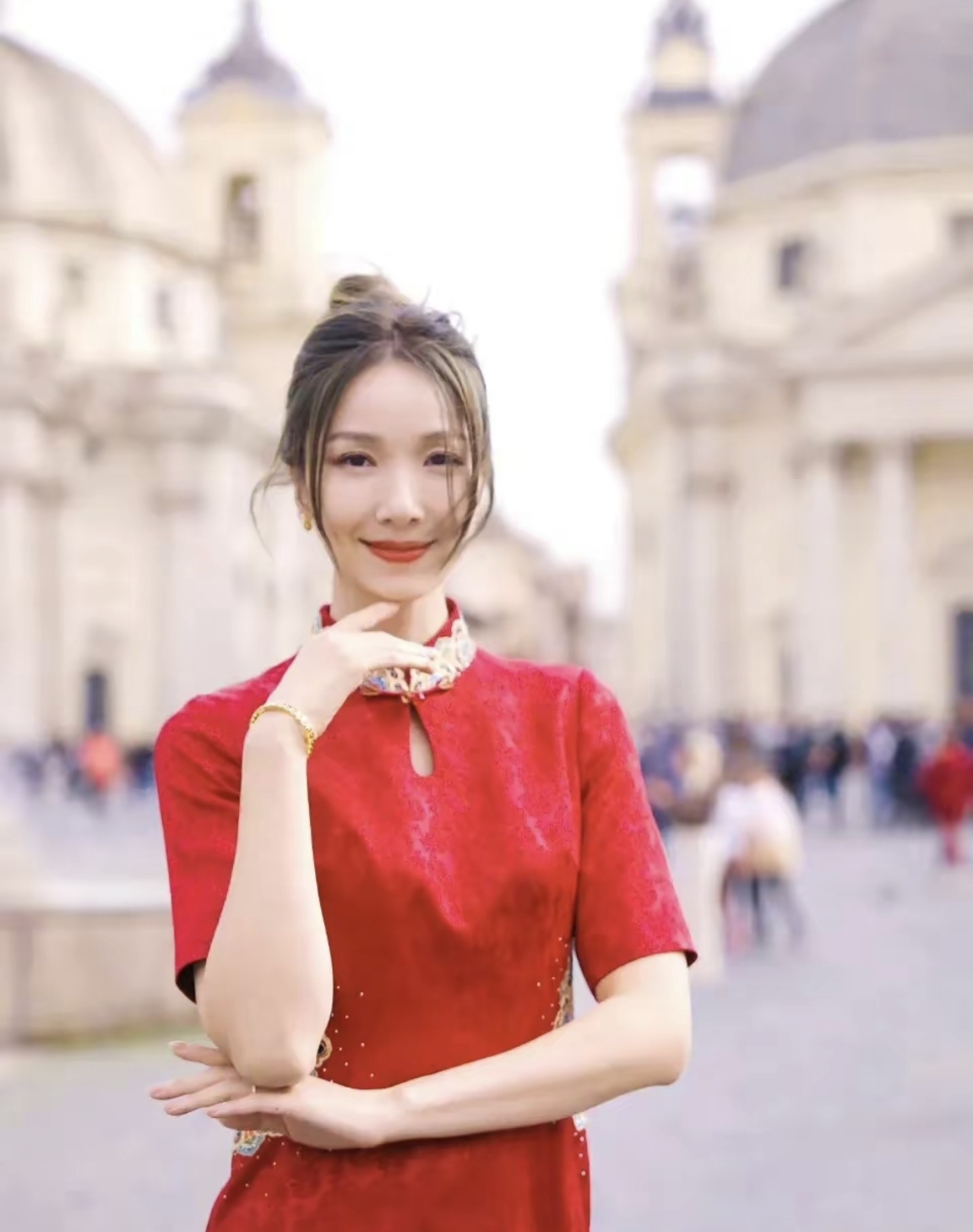 李亚男晒最新美照一袭红色旗袍穿搭优雅气质端庄大方爱了爱了