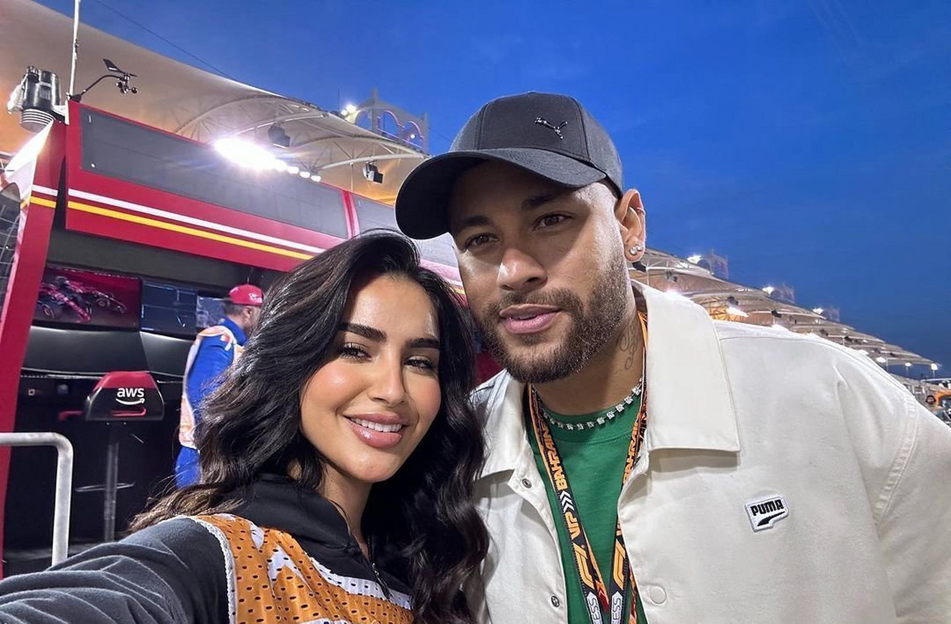 内马尔跟女粉丝合影