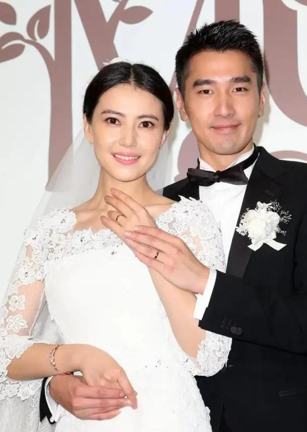 高圆圆的婚纱照,见证了他们爱情的美好瞬间,让人为之动容.