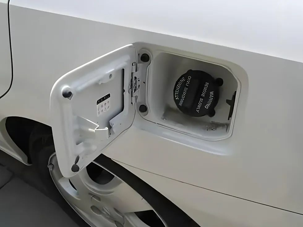 汽车油箱加油口"在左边"和"在右边",差别究竟有多大?