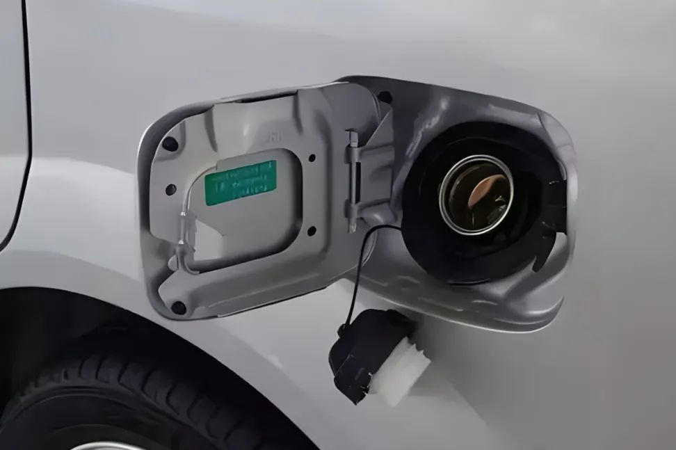 汽车油箱加油口"在左边"和"在右边",差别究竟有多大?