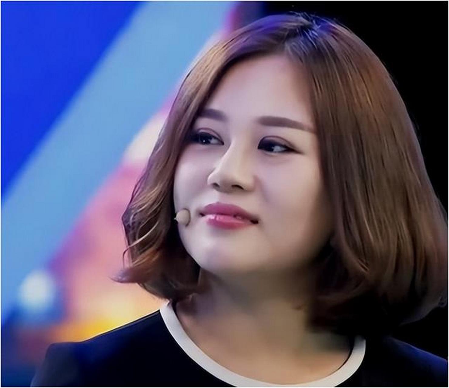 李萱是演员高秀敏的女儿,经历父母离婚和母亲去世后,受到继父何庆魁的