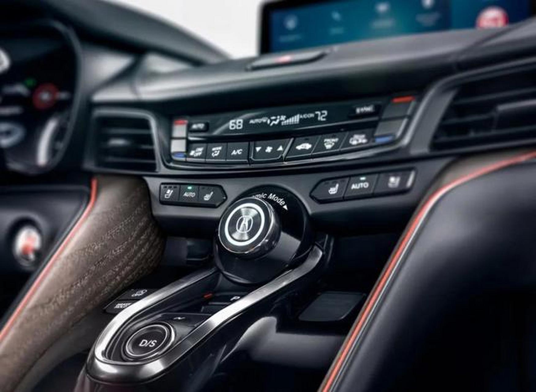 文章讨论了本田旗下的高档轿车阿库拉tlx,其外观独特,动力强大,内部