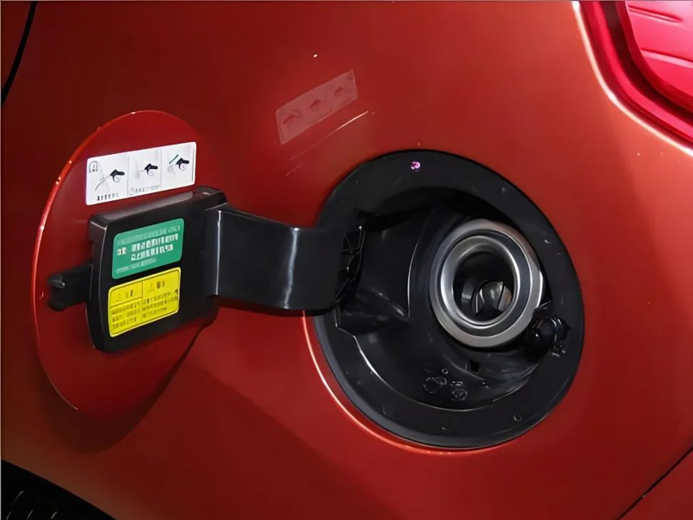 汽车油箱加油口"在左边"和"在右边",差别究竟有多大?