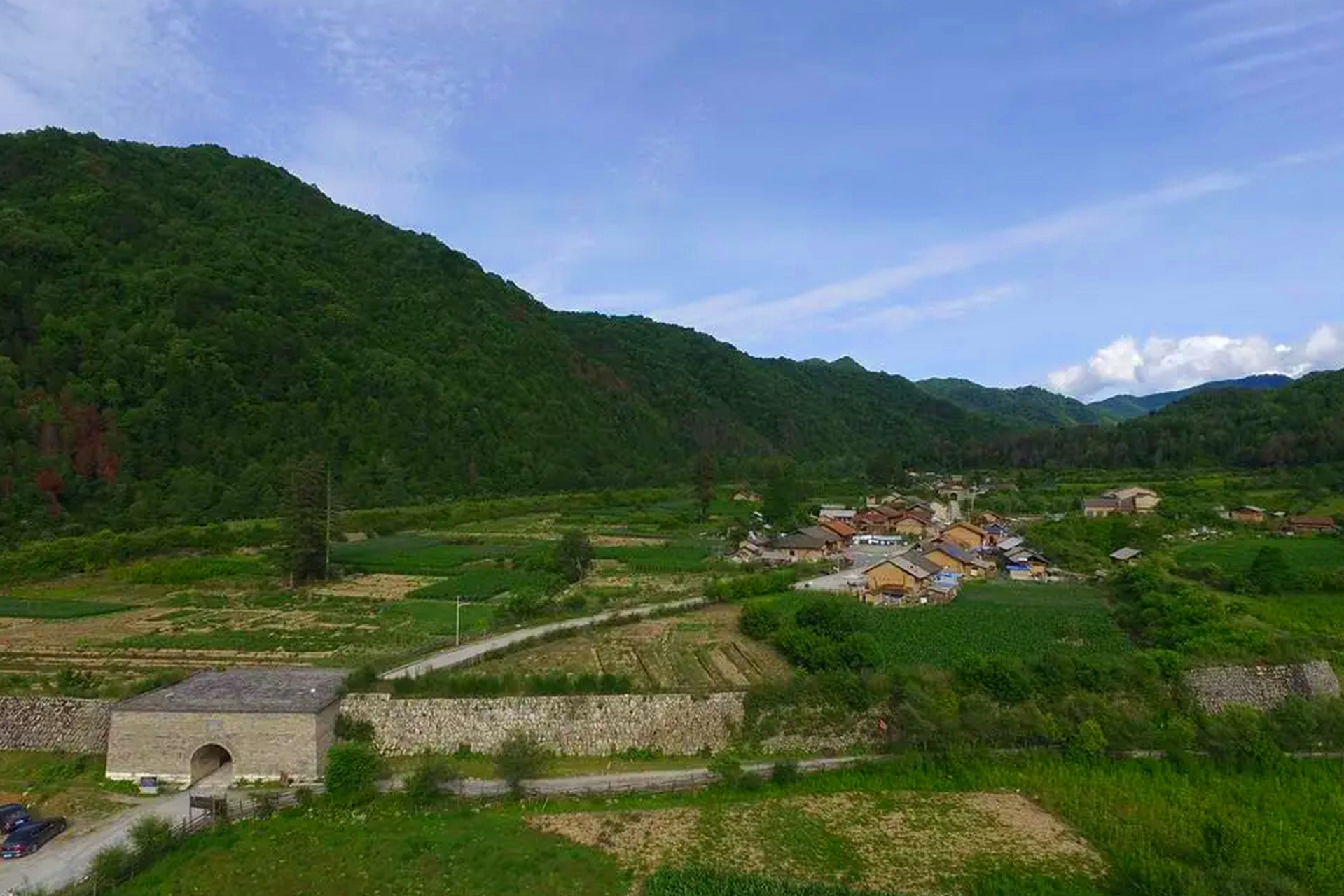 老县城村位于西安市周至县厚畛子镇,四面环山,环境宜人,被誉为隐藏在