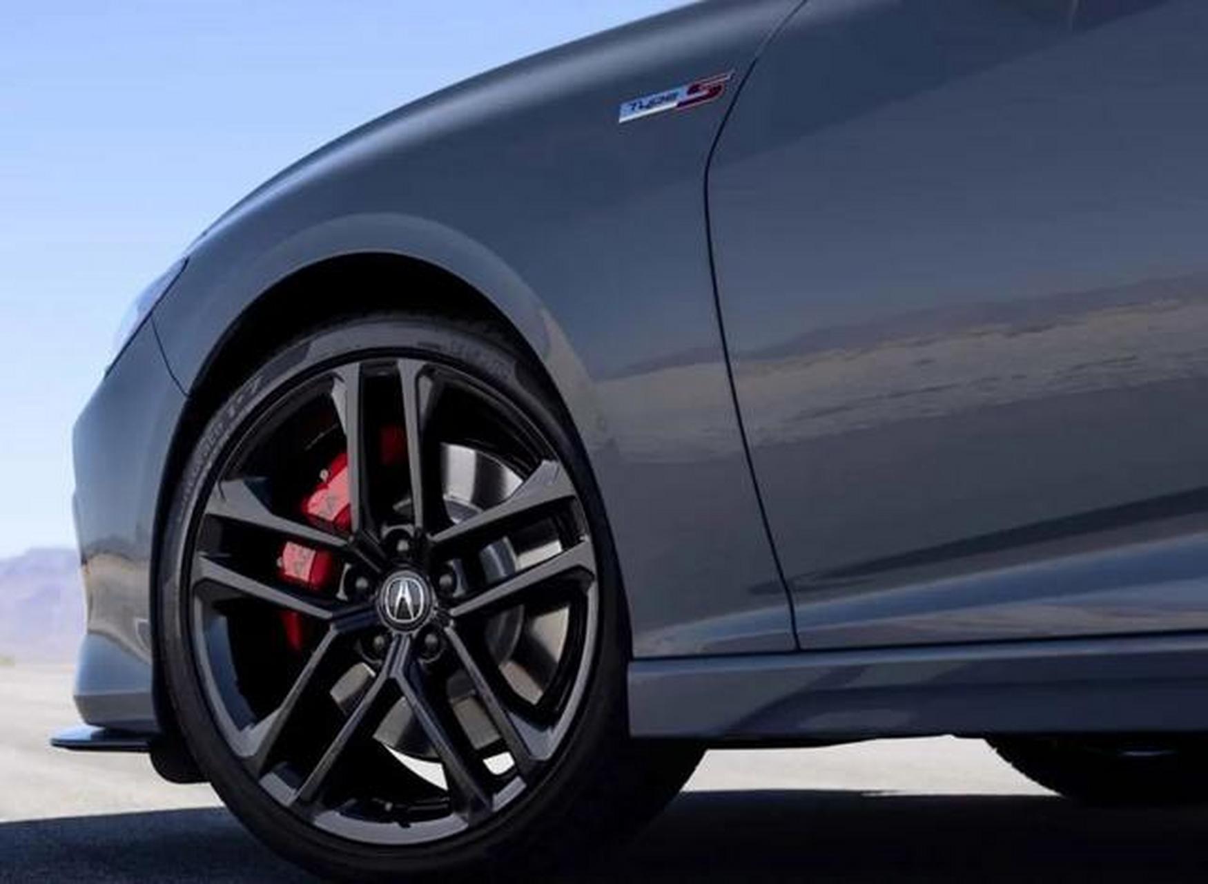 文章讨论了本田旗下的高档轿车阿库拉tlx,其外观独特,动力强大,内部