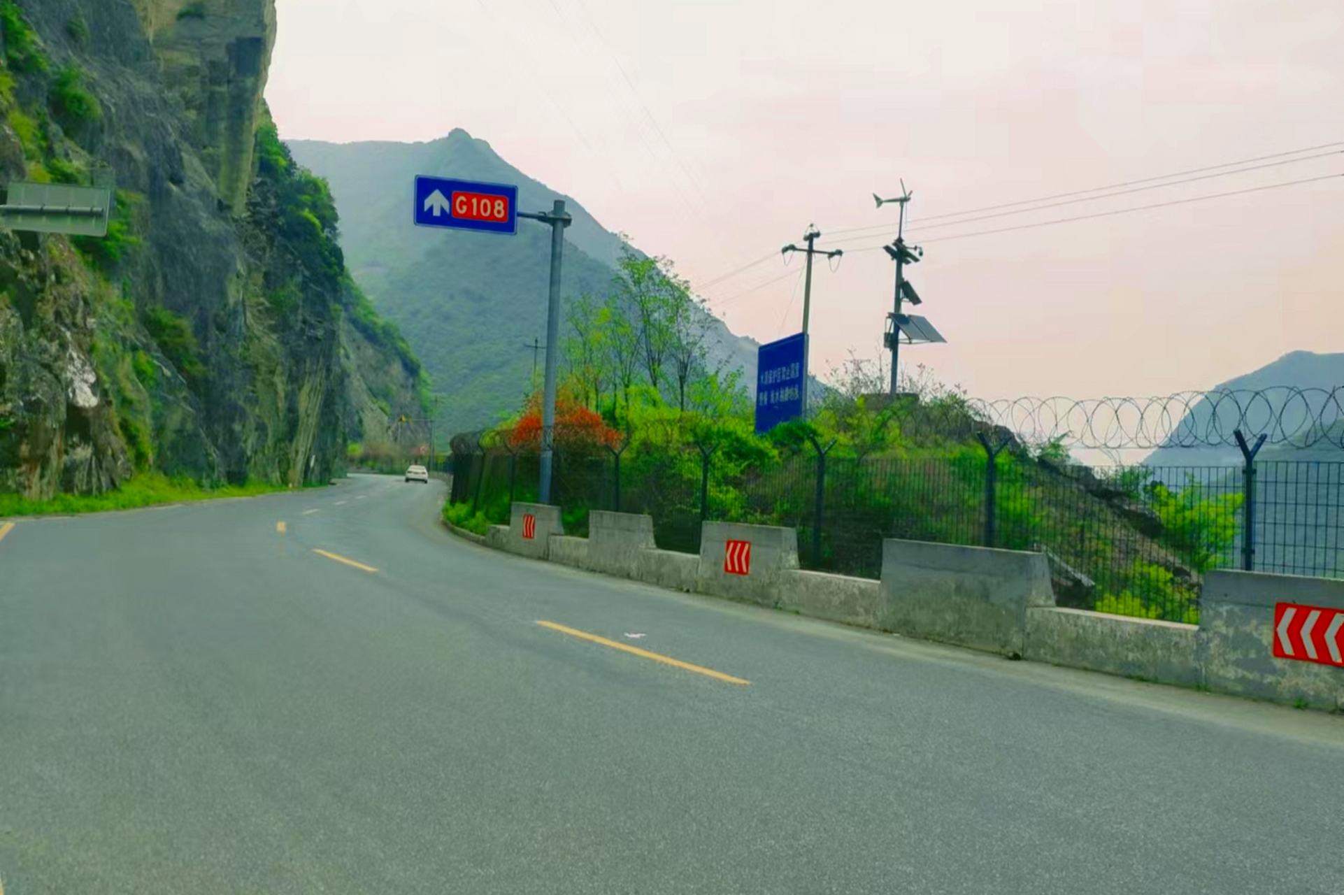 老县城村位于西安市周至县厚畛子镇,四面环山,环境宜人,被誉为隐藏在