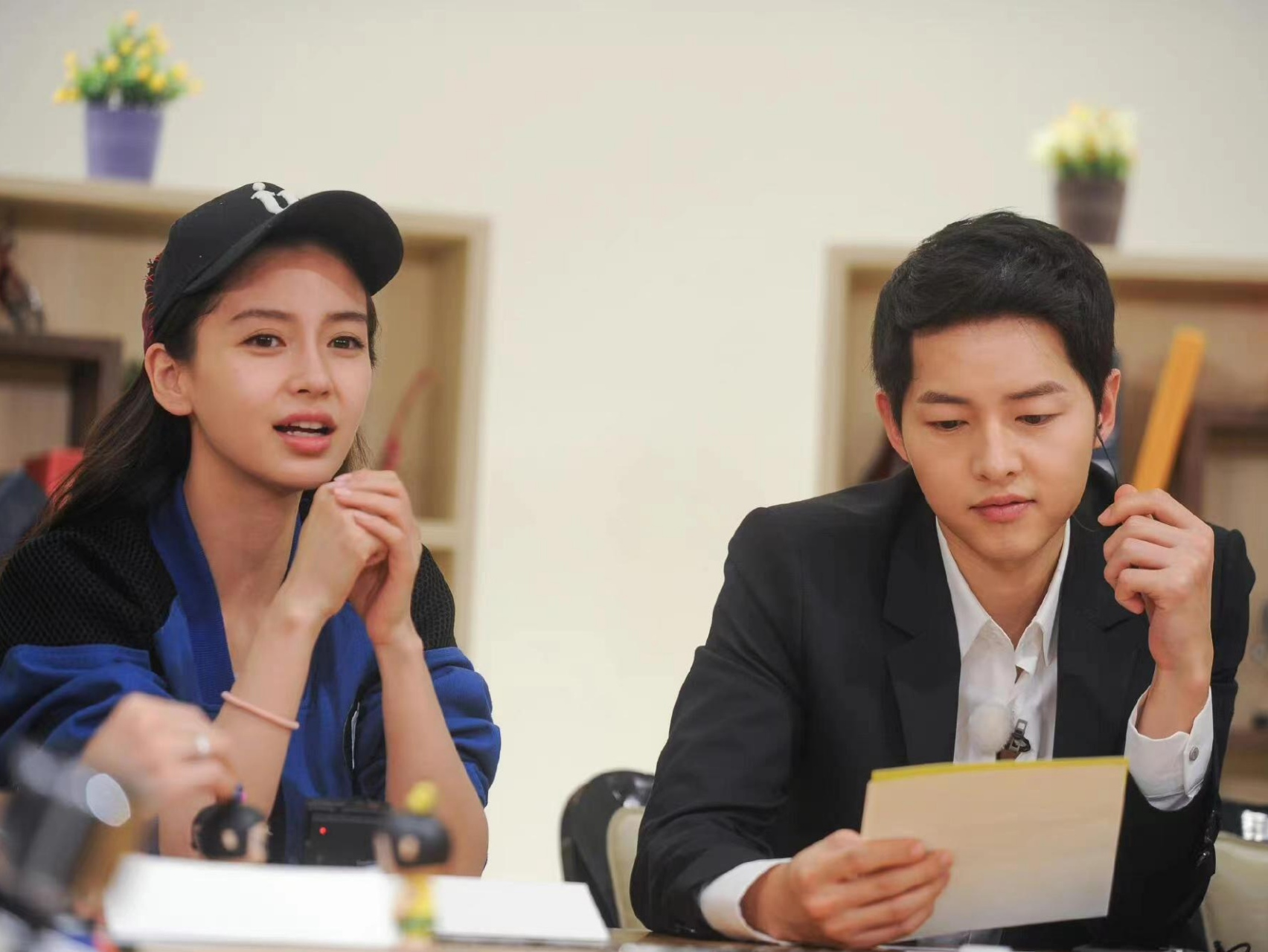 韩国人真的很吃杨颖这个人,杨颖在韩国录制节目邀请本土演员宋仲基