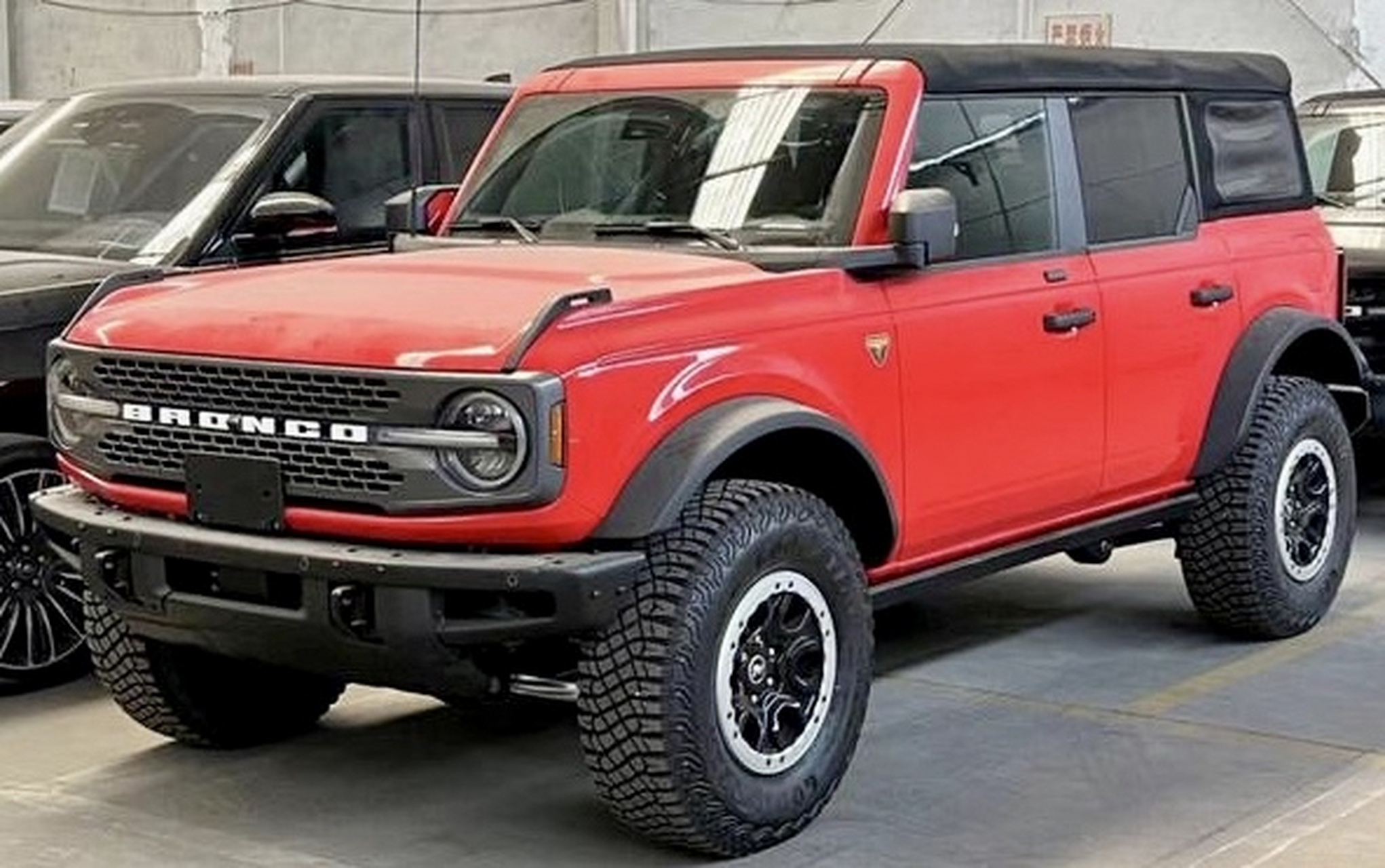 大红色车身,超高地盘,这款来自福特车企的越野车型名叫烈马,外观和