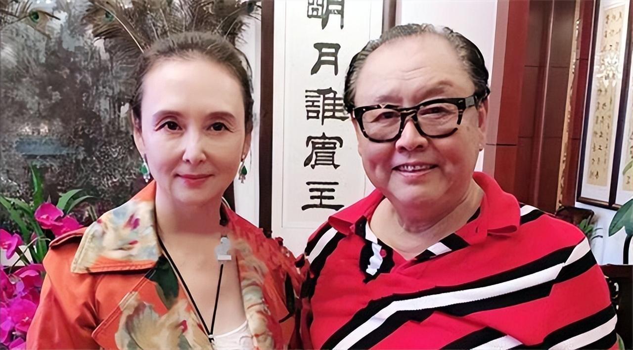 事实上,邱佩宁在饰演嫦娥过后就彻底息影;经过家中牵线搭桥,邱佩宁