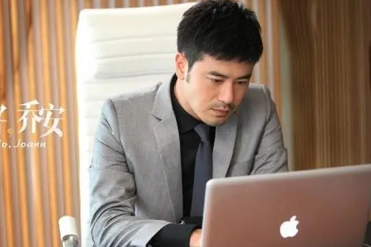 他被称不老男神妻子是著名歌手谭维维今40岁无儿女令人遗憾