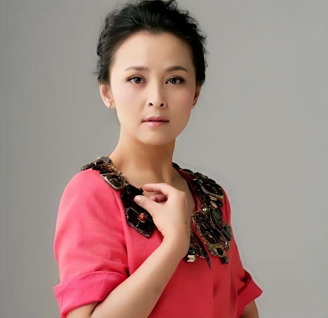 演员何音与黄志忠离婚后再婚嫁小9岁丈夫一起养大前夫儿子