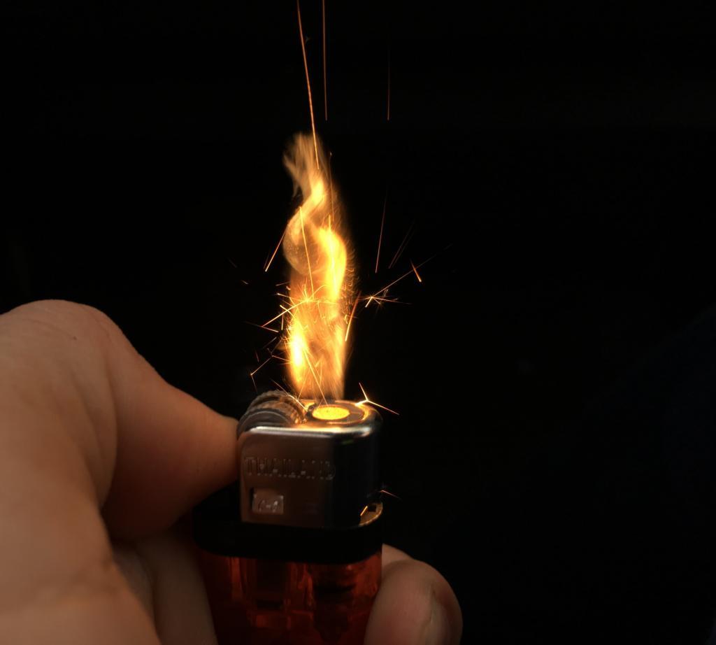 最近,一位网友在网络上分享了一段视频,视频中他试图在家中使用打火机