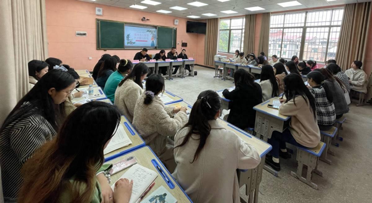 洞口县黄桥镇中心小学举行班主任经验交流会
