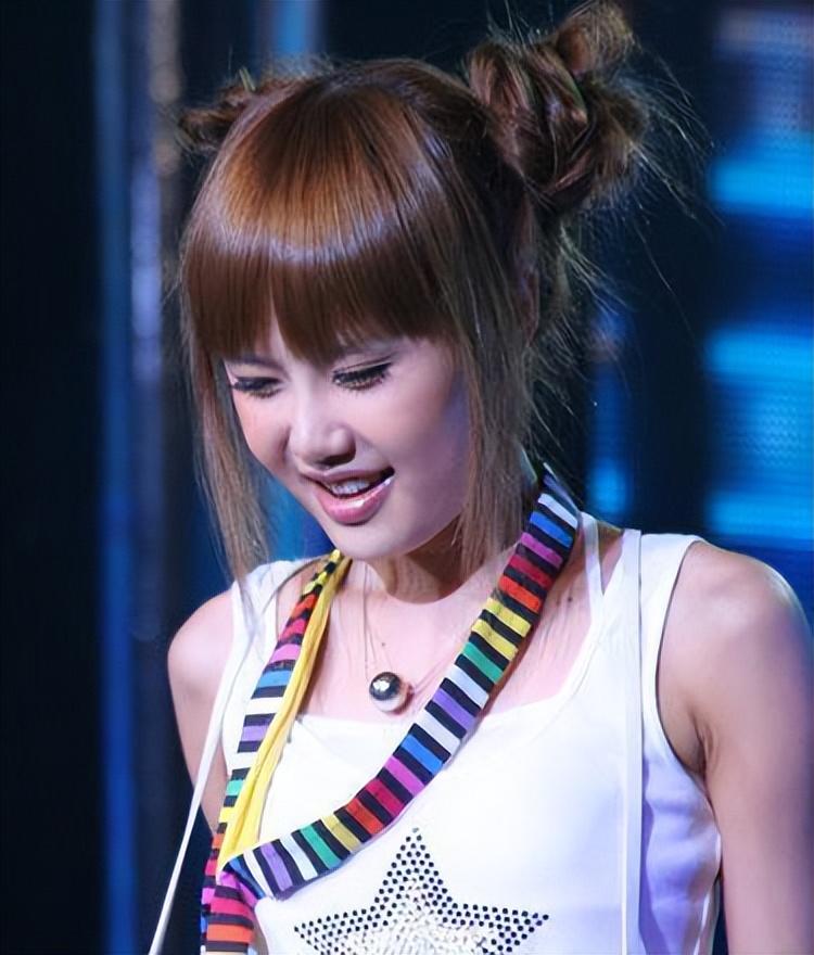 回顾这些超女都整容了今昔对比明显背后是她们想红的无奈