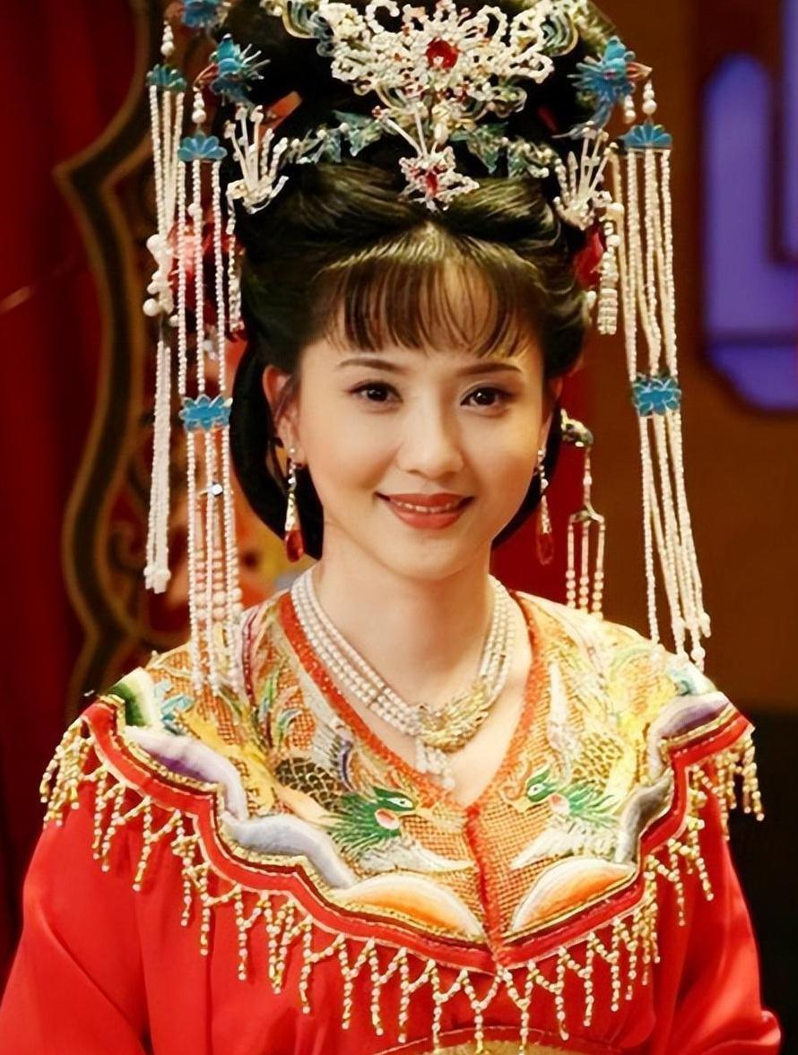 陶慧敏从小就表现出强烈的艺术细胞,喜欢唱歌跳舞.