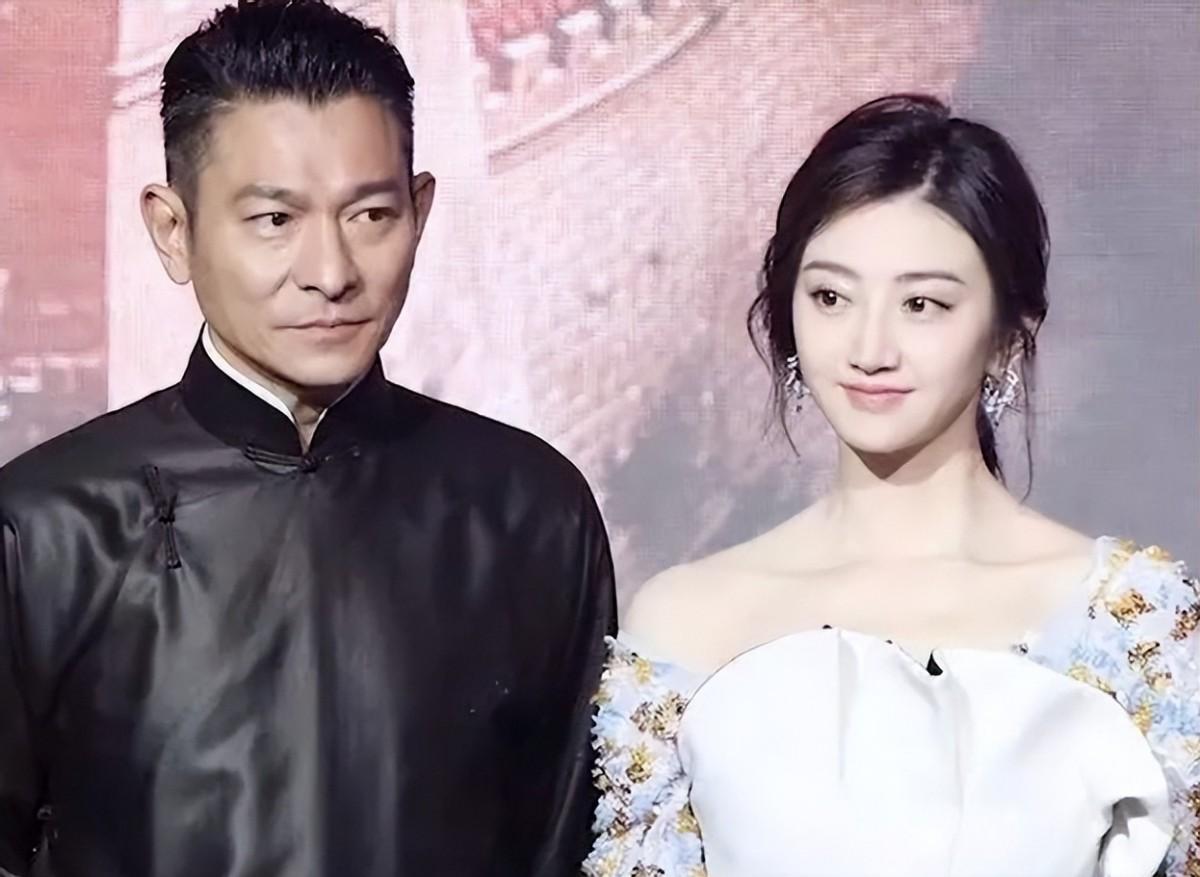 深受大佬钟爱的4位演员冯小刚捧红成龙接着捧洪金宝等着捧