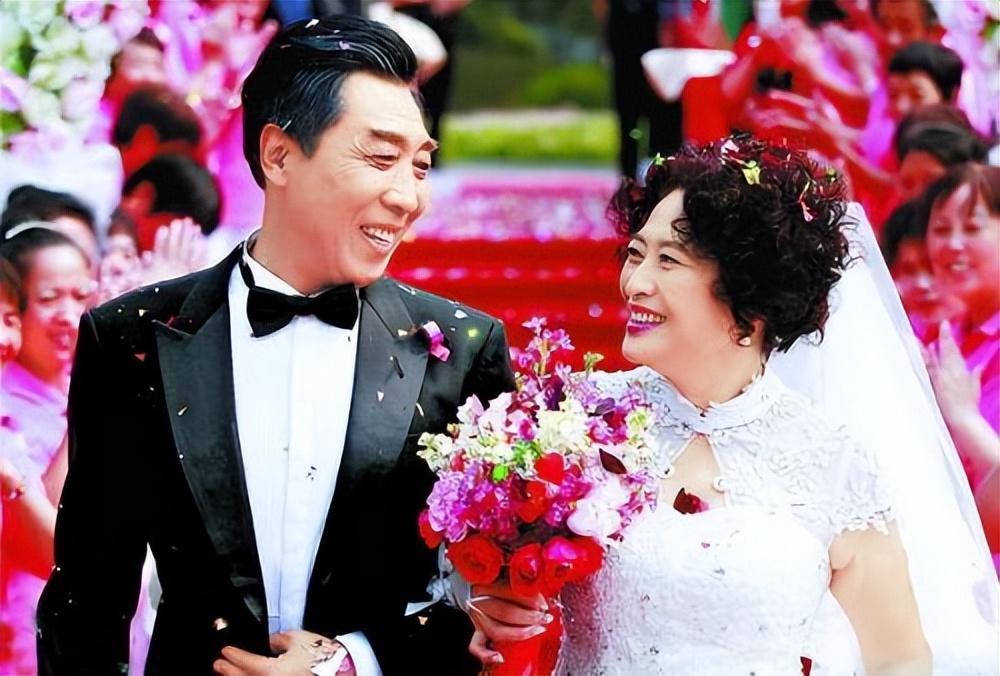 国家一级演员许娣与初恋老公恩爱43年生一子拍戏挣的钱全给他