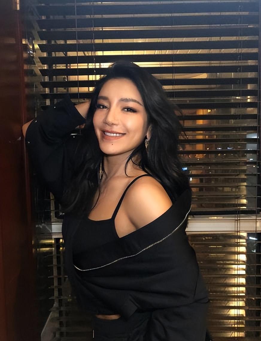 回顾这些超女都整容了今昔对比明显背后是她们想红的无奈