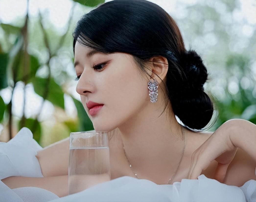 回顾看到当红艺人判若两人旧照才明白资本造星的力度有多强