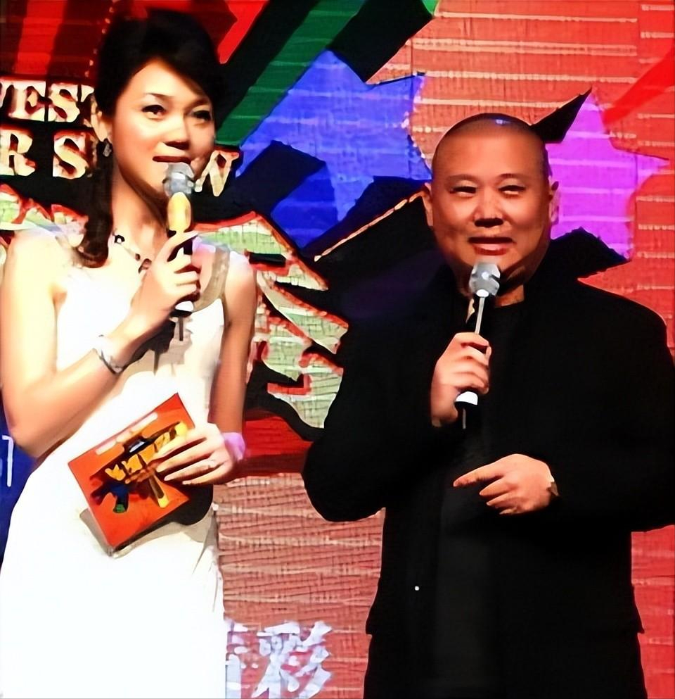 她是著名美女主持人嫁给神秘老公生下三个孩子50岁宛如少女