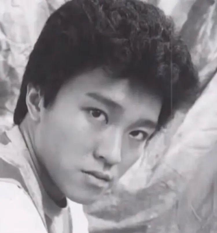 回顾5位割双眼皮的男星就服成龙周星驰没割前颜值像路人