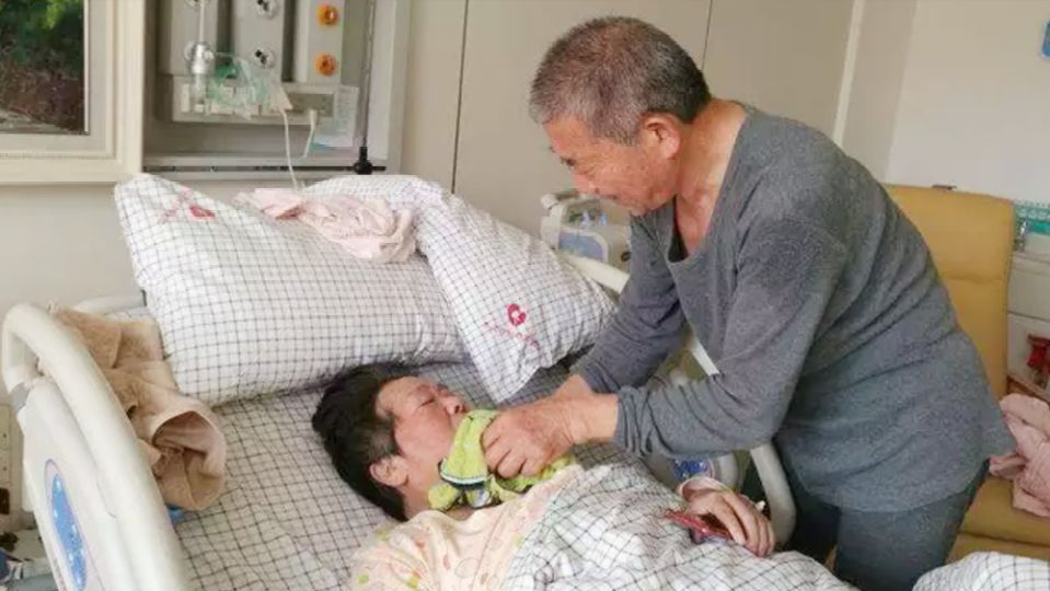 回顾67岁老人被检查出怀孕了而子女坚决反对老人说我自己养