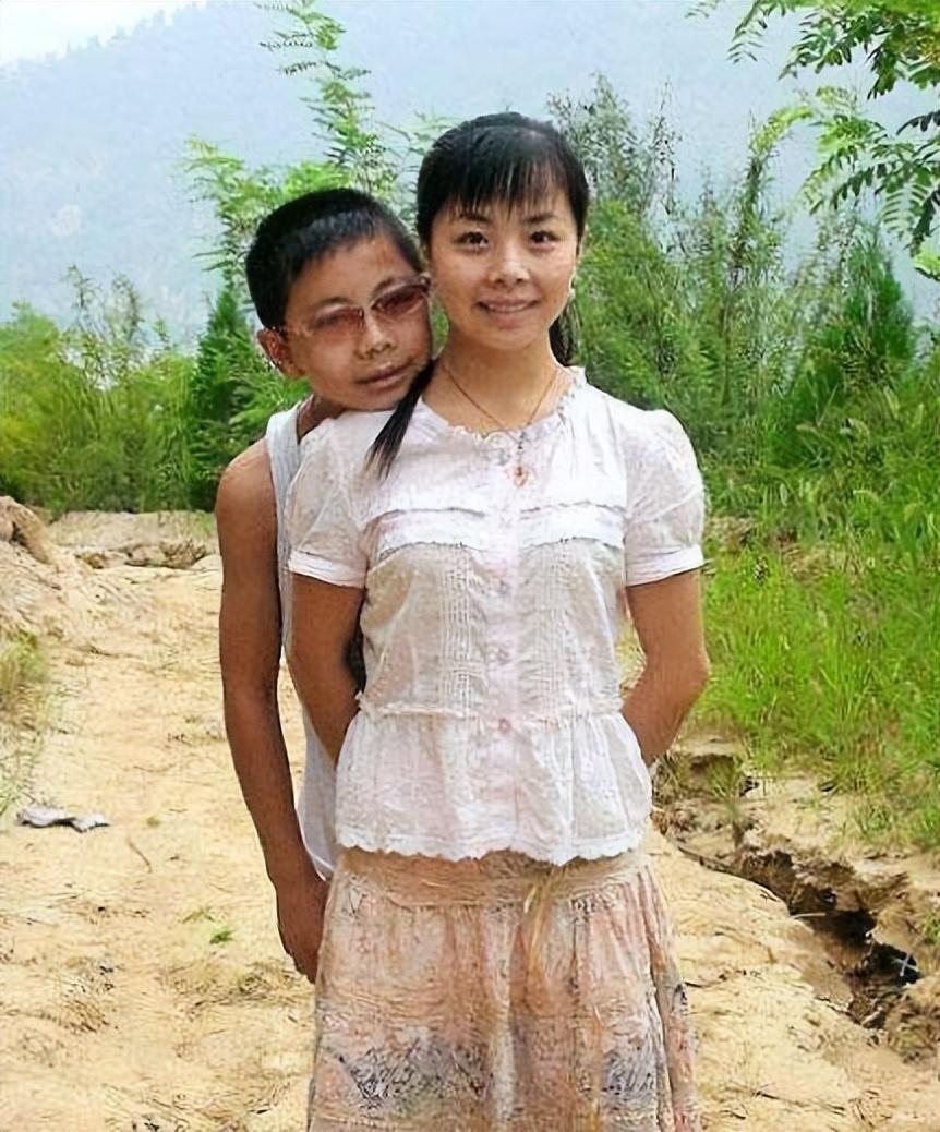 王二妮,父母给她取这个名字,只因为她是家中排行老二,又是个女孩.