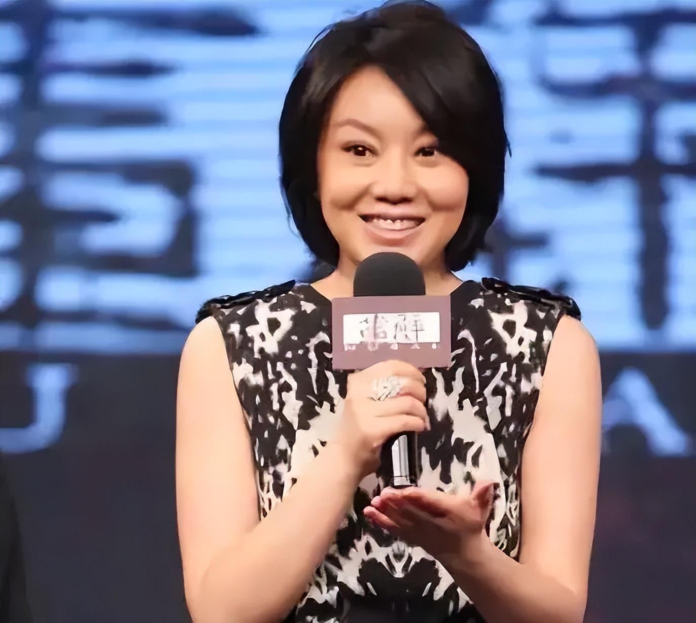 年轻时的闫妮,身材微胖,颧骨略高,土里土气.