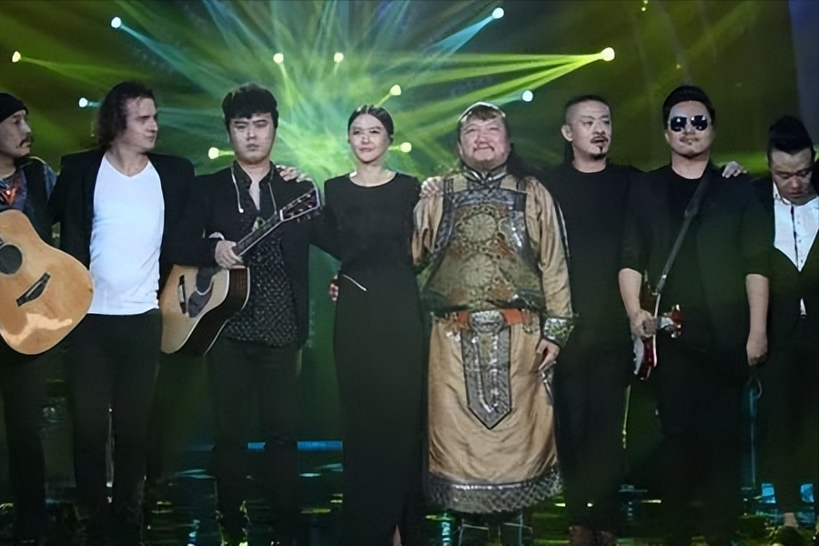 他被称不老男神妻子是著名歌手谭维维今40岁无儿女令人遗憾