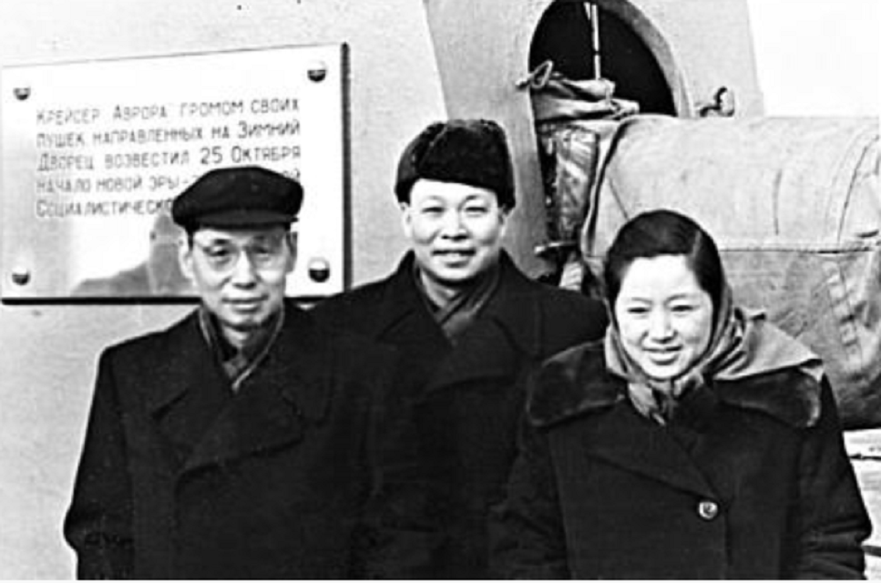 钱三强携妻女回国